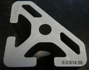 Kennzeichnung auf einem Aluminiumprofil Kennzeichnung auf einem Aluminiumprofil