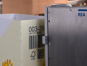 Druckmuster Karton mit EAN-Code beim Bedrucken