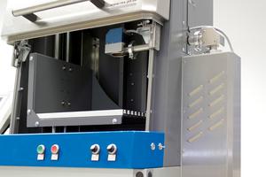 Seitlich montierter REA JET CL CO<sub>2</sub>-Laser Markierstation mit zusätzlichem Gehäuse an der rechten Seite