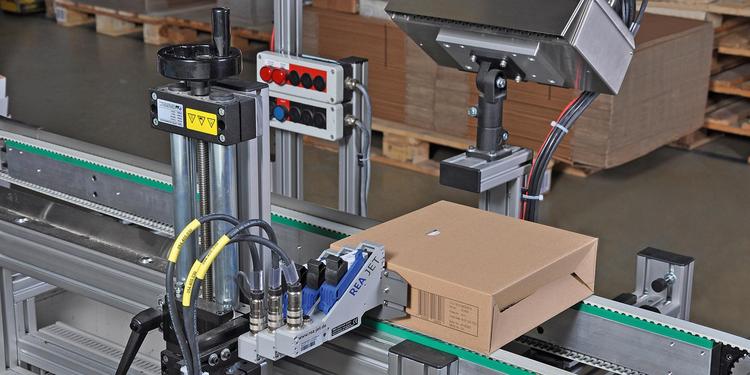 Karton beim Bedrucken mit einem REA-JET-HR-Kartuschen-System