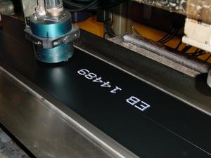 weiße Beschriftung auf schwarzer Oberfläche aus Gummi