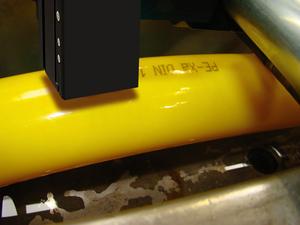 Kennzeichnung von Kunststoffrohren Beschriftung auf gelbem Rohr