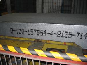 Markierung auf einem Aluminium-Brammen Markierung auf einem Aluminium-Brammen