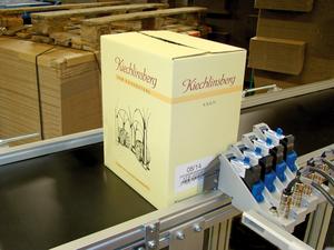 Kennzeichnung auf Karton Weinkarton wird beschriftet