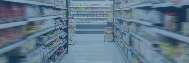 Regale in einem Supermarkt