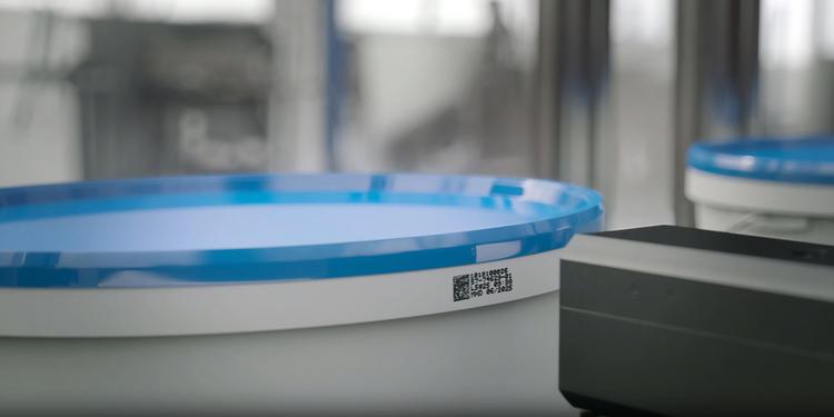 Farbeimer wird mit Code beschriftet