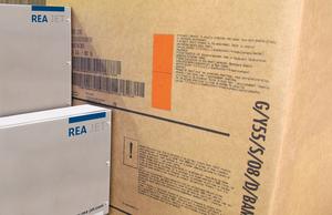 Großlogodruck auf Umverpackungen mit Barcodes, Symbolen und Texten - REA JET GK 2.0 Großlogodruck auf Umverpackungen mit Barcodes, Symbolen und Texten - REA JET GK 2.0