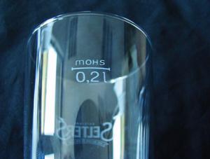 Beschriftung von Kunststoffteilen Maßstrich auf einem Wasserglas