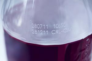 Beschriftung von PET-Flaschen Haltbarkeitsdatum auf einer Flasche