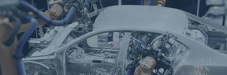 Roboter schweißen an einer Karosserie in einer Autofabrik